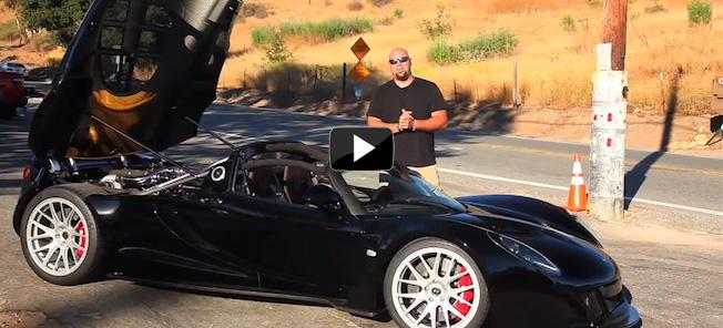 En svart sportbil med uppenbarad motorhuva. (AI text)