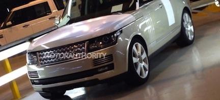 En Range Rover byggs i en fabrik. (AI text)
