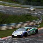 En racebil kör nedför en bana. (AI text)