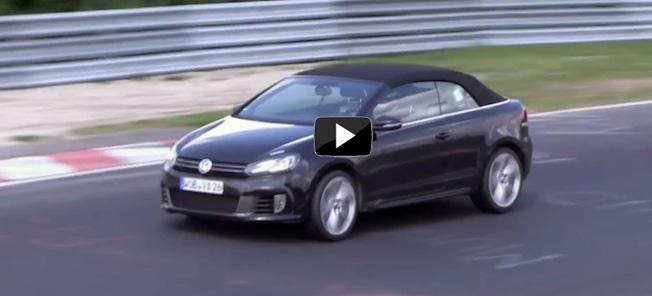 Volkswagen Golf CC cabriolet kör på en bana. (AI text)