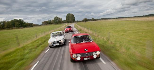 En grupp bilar kör nerför en landsväg. (AI text)