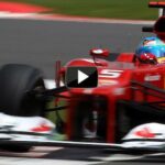 En Ferrari F1-bil kör längs en bana. (AI text)