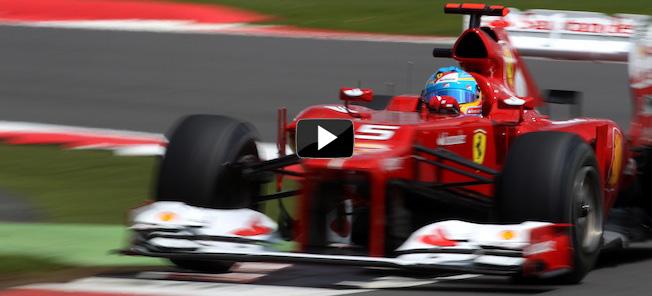 En Ferrari F1-bil kör längs en bana. (AI text)