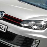Volkswagen Golf GTI R TDI kör längs vägen. (AI text)
