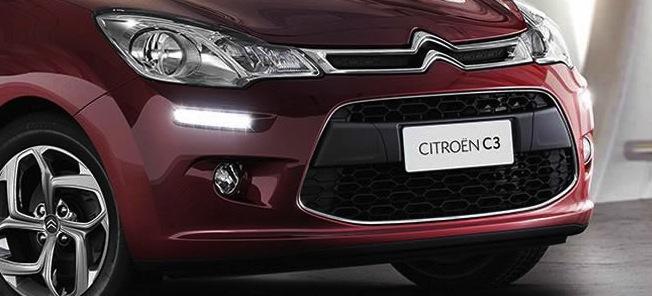 En röd Citroën C1 parkerad i en rum. (AI text)