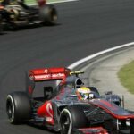 En racebil kör längs banan. (AI text)