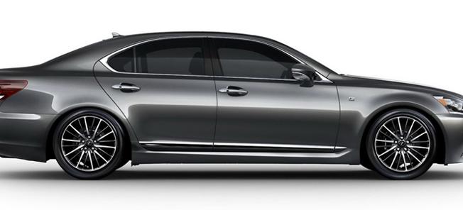 En silversvit bil syns i bakgrunden. (AI text)