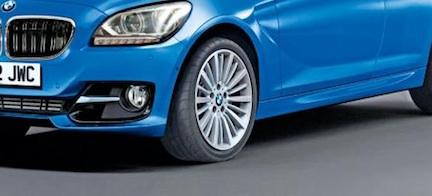 Den nya BMW X1 visas i en blå färg. (AI text)