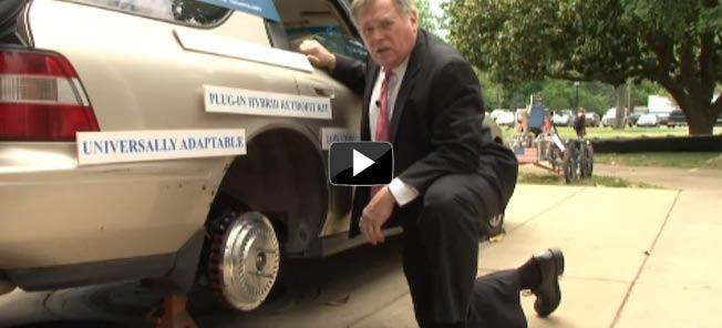 En man monterar en däck på en bil. (AI text)