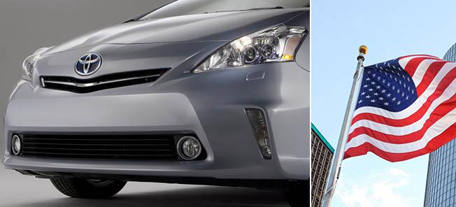 En Toyota Prius parkerad framför ett byggnad med en amerikansk flagga. (AI text)