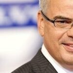 Volvo SAAB C9 - en bil med SAAB-logotyp. (AI text)