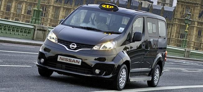 En svart Nissan-taxi kör nerför gatan. (AI text)