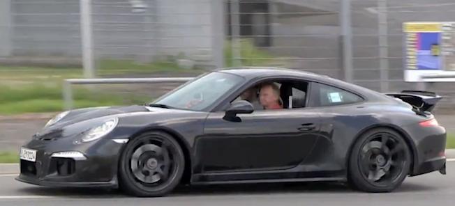 En svart Porsche 911 GTS (AI text)