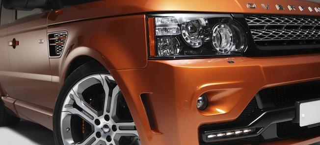 En Range Rover Sport visas i en studioscen. (AI text)