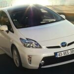 En Toyota Prius kör framför oss längs vägen. (AI text)