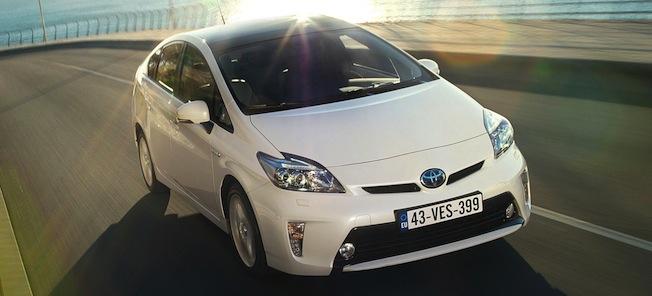 En Toyota Prius kör framför oss längs vägen. (AI text)