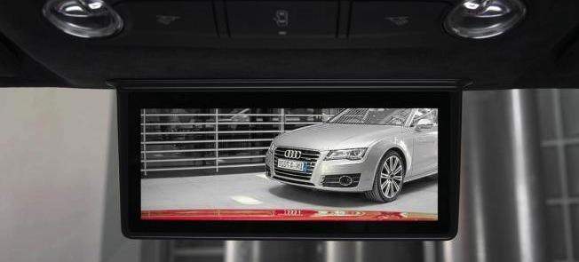 En bil med bakåtvärmekamera. (AI text)