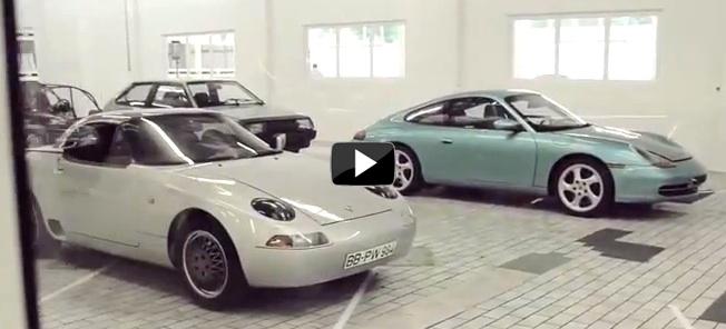 en grupp bilar i en garage (AI text)