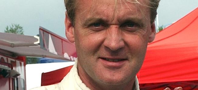 En man i ett vitt skjort och ett rött skjort. (AI text)