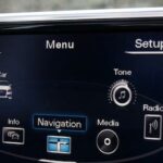 En bil med en pekskärm. (AI text)