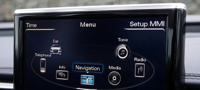 En bil med en pekskärm. (AI text)