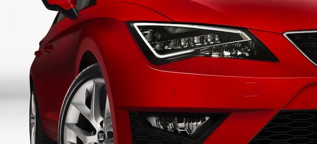 En röd bil med ett rött förarstolsparti. (AI text)