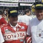 En grupp personer står bredvid en bil. (AI text)