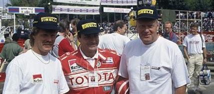 En grupp personer står bredvid en bil. (AI text)