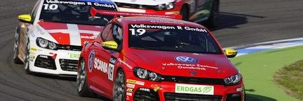 En racebil tävlar på en bana. (AI text)