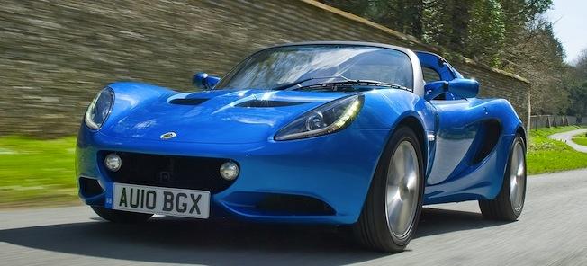 En blå sportbil kör nerför en landsväg. (AI text)