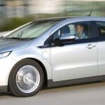 Chevrolet Volt, en bil som kör längs vägen (AI text)