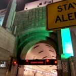 En skylt varnar folk om att vara uppmärksamma i Lincoln-tunneln. (AI text)