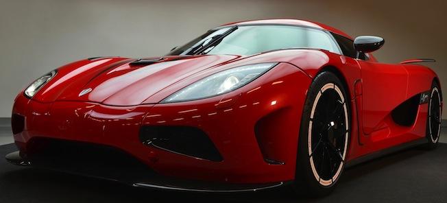 En röd sportbil i en garagelänga. (AI text)