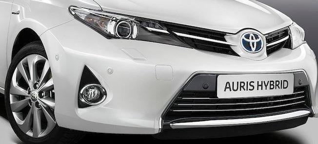 En vit Toyota Auris hybrid. (AI text)