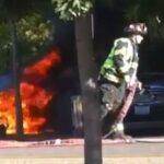 Brandmän slåss mot en bilbrand. (AI text)