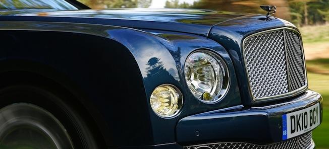 En Bentley Mulsanne parkerad på en gräsmatta. (AI text)