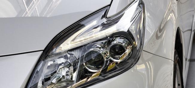 En vit bil med ett rött ljus på föraren (AI text)