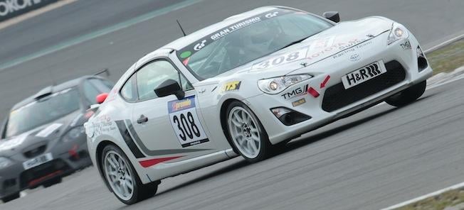 En racebil kör längs banan. (AI text)