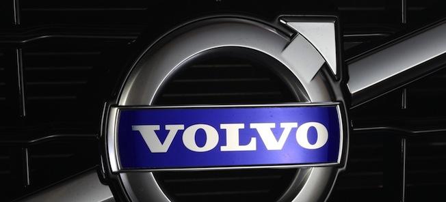 Volvo-logon på framföraret på en bil (AI text)