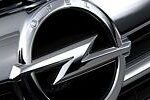 Opel-logotypen syns på ratten av bilen. (AI text)