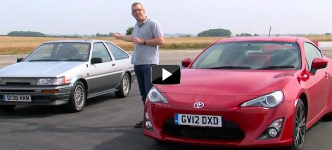 En man står bredvid en Toyota 86. (AI text)