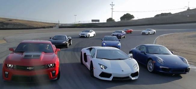 en grupp bilar på en bana (AI text)