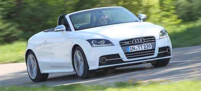 En Audi TT Cabriolet kör ner en landsväg. (AI text)