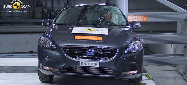 Volvo XC90 är en bil som har testats i en kraschtest. (AI text)