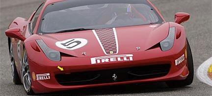 En Ferrari 458 Italia tävlingsbil kör på en racerbana. (AI text)