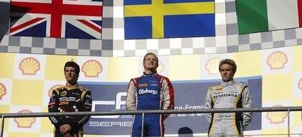 en grupp förare på pallen (AI text)