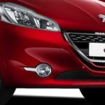 En röd Peugeot 208 GT. (AI text)