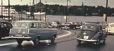 En bil kör nedför en gata. (AI text)