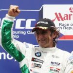 En racerförare firar segern efter att ha vunnit loppet. (AI text)