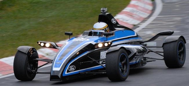 En racingbil kör nedför en bana. (AI text)